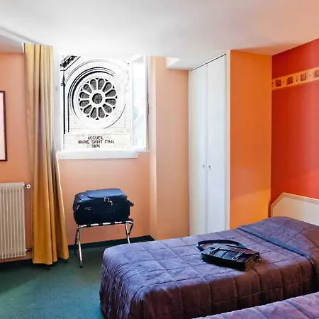 Continental 3* לורדה